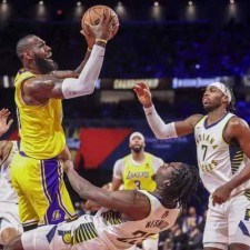 Les Lakers remportent le championnat et les maillots des Lakers brillent de la lumière de la victoire